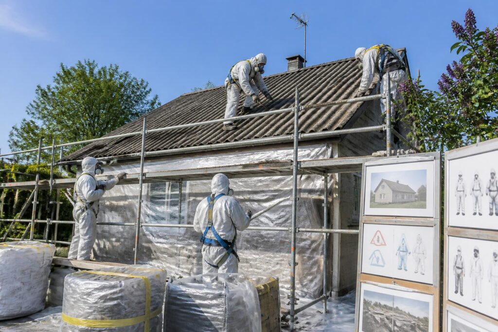 découvrez les démarches essentielles pour sécuriser votre habitation face à une toiture en amiante et protéger votre santé efficacement.