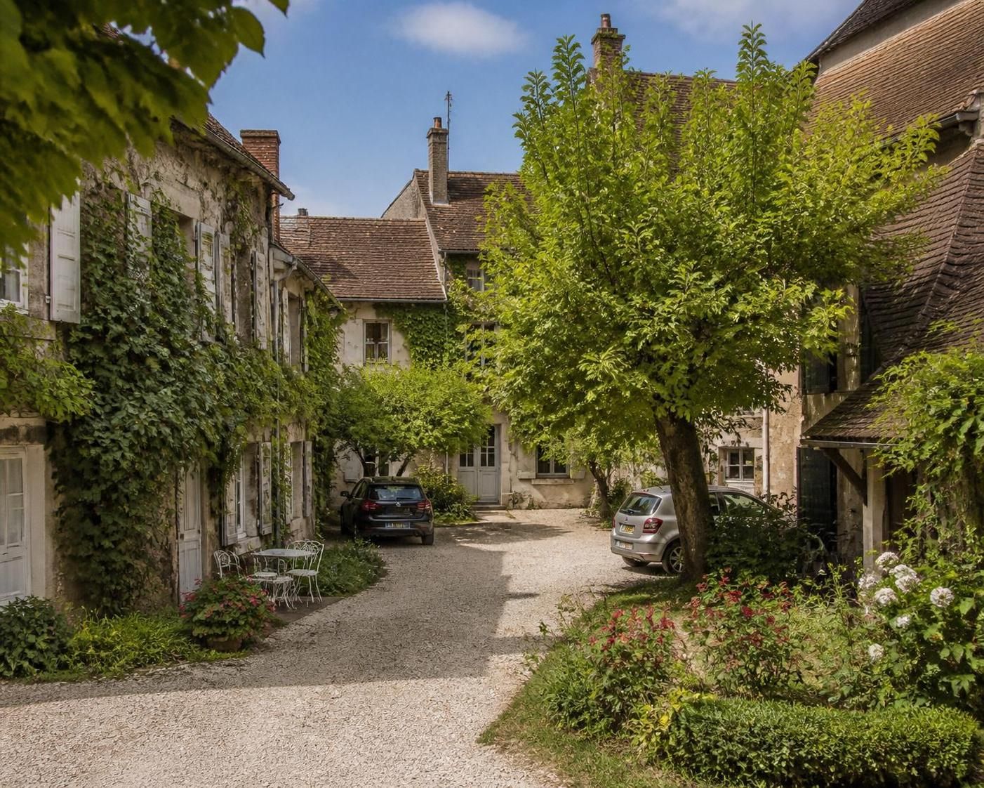 découvrez les droits des voisins concernant une cour commune sans copropriété et comment gérer cette situation juridique entre propriétaires.