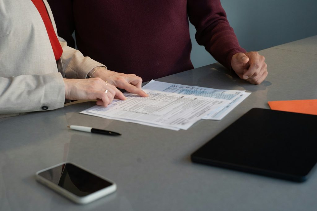 Un couple relit ses documents de divorce avec son conseil